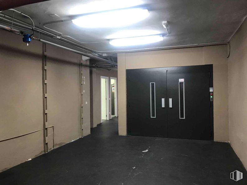 Retail for sale at Calle Doctor Gómez Ulla, Salamanca, Madrid, 28028 with light fixture, lighting, door, flooring, floor, ceiling, metal, silver, tile flooring and building material around