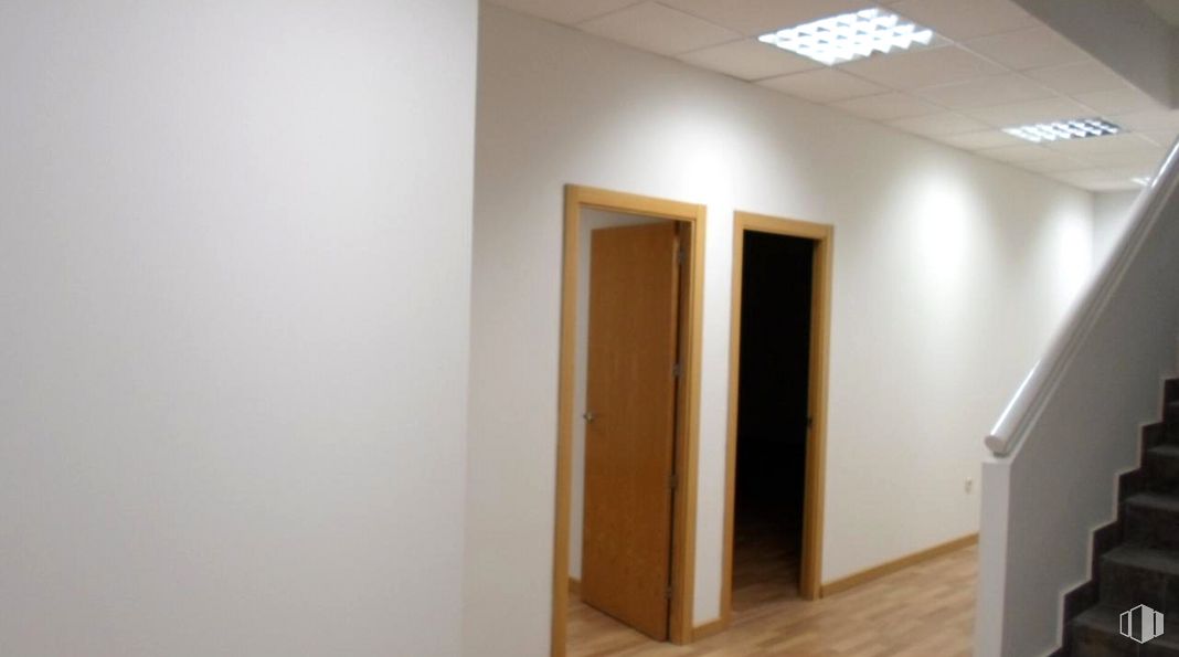 Office for rent at Avenida General Villalba, Toledo, 45003 with door, lighting, light fixture, wood, fixture, flooring, hall, automotive exterior, hardwood and wood stain around