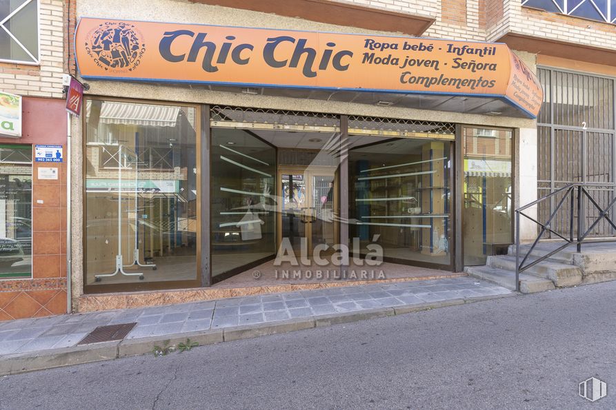 Retail for sale at Zona centro, Azuqueca de Henares, Guadalajara, 19200 with building, window, door, fixture, facade, font, retail, signage, mixed-use and awning around