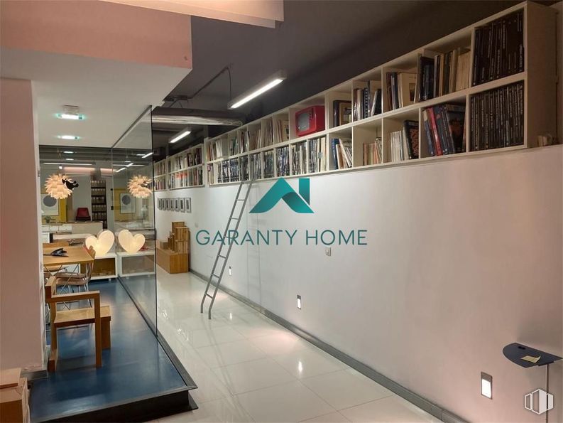 Office for rent at Barrio Pacífico, Retiro, Madrid, 28007 with shelf, building, bookcase, shelving, floor, flooring, automotive design, retail, chair and space around