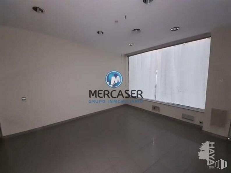 Retail for sale at Calle Zeus, Torrejón de Ardoz, Madrid, 28850 with building, fixture, wood, house, flooring, window, ceiling, composite material, shade and space around