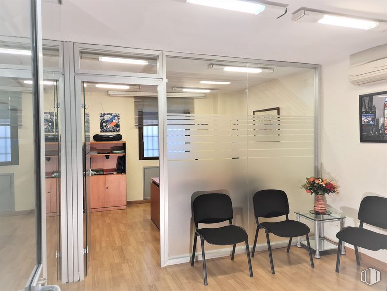 Oficina en alquiler en Avenida Constitución, 22, Móstoles, Madrid, 28931 con silla, mesa, mueble, planta de interior, pavimentos, piso, accesorio, planta, ebanistería y techo alrededor