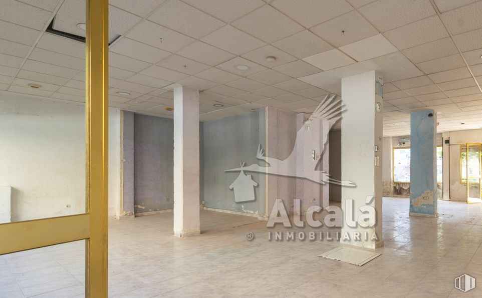 Retail for sale at Zona Rinconada, Alcalá de Henares, Madrid, 28803 with wood, hall, art, flooring, building, beige, ceiling, glass, hardwood and tile flooring around