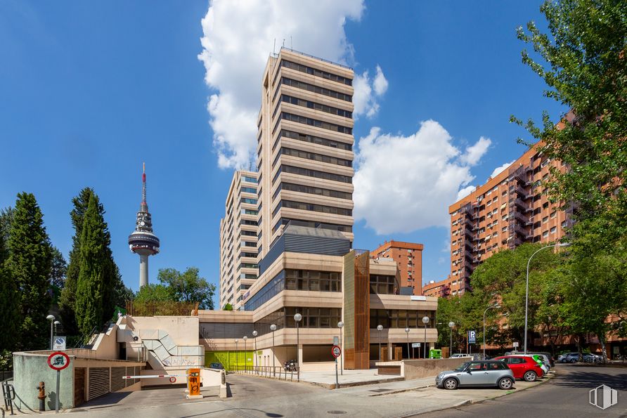 Office for rent at Edificio Magalar, Calle Juan Esplandiú, 15, Retiro, Madrid, 28007 with car, building, cloud, sky, daytime, property, skyscraper, plant, tree and vehicle around