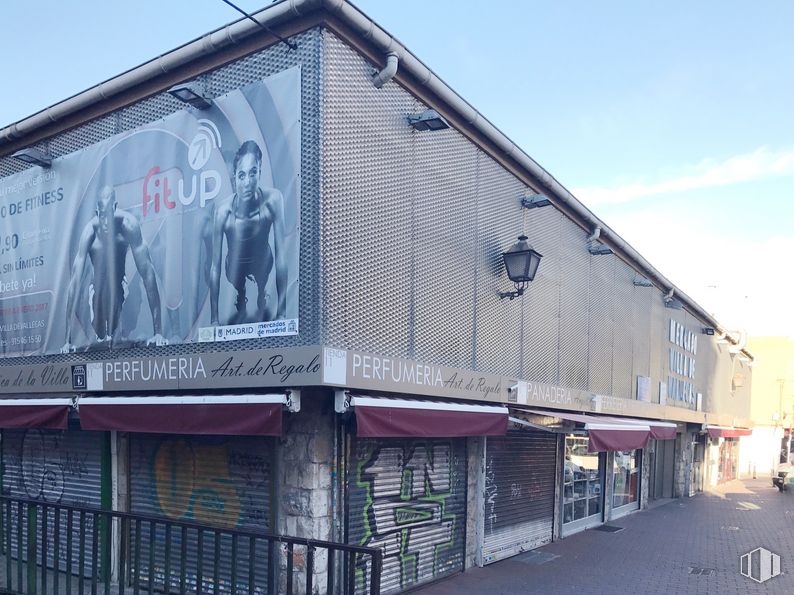 Local en alquiler en Calle Sierra Vieja, 61, Villa de Vallecas, Madrid, 28031 con edificio, cielo, nube, fachada, ladrillo, ciudad, ventana, asfalto, superficie de la carretera y albañilería alrededor