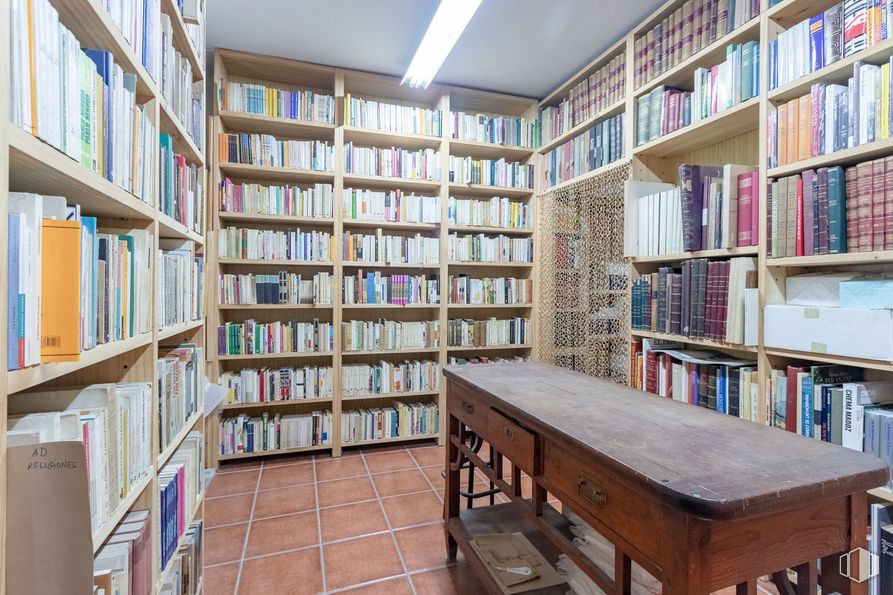 Local en venta en Calle Cruz Verde, Centro, Madrid, 28004 con estantería, ebanistería, mueble, estante, libro, publicación, estantería, venta al por menor, biblioteca y mesa alrededor