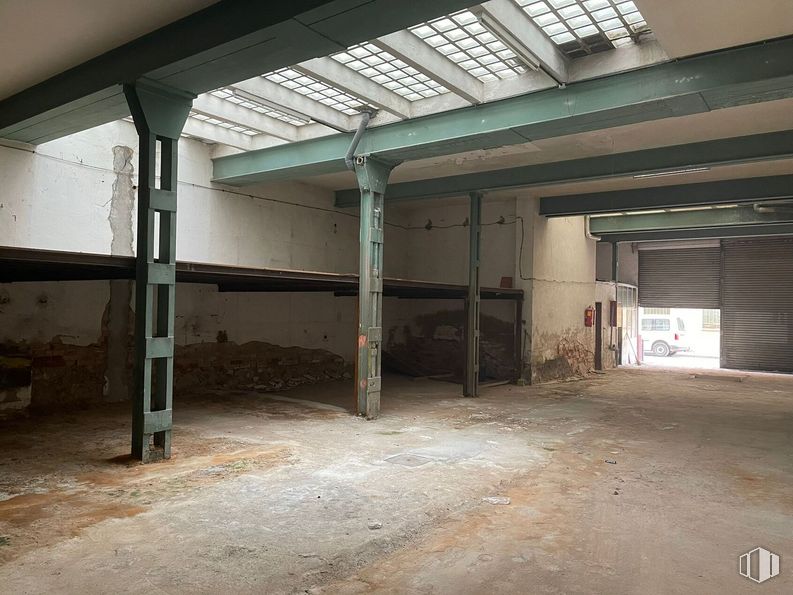 Retail for sale at Calle Marqués de Santillana , 7, Guadalajara, 19002 with hall, wood, floor, flooring, fixture, beam, composite material, concrete, ceiling and tints and shades around