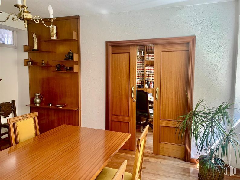 Oficina en alquiler en Zona Ríos Rosas, Chamberí, Madrid, 28003 con mesa, planta de interior, silla, alumbrado, candelabro, puerta, propiedad, mueble, planta y ebanistería alrededor