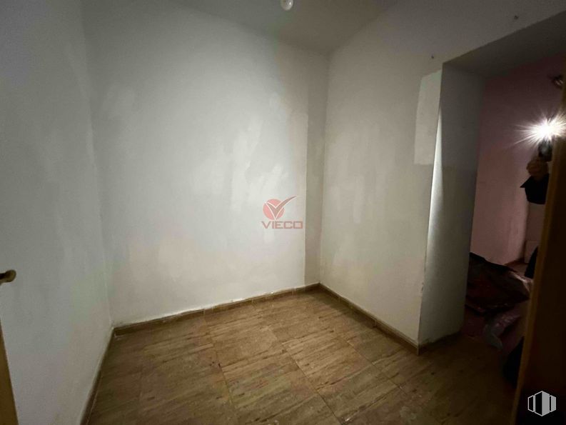 Retail for sale at Zona Carretería, Cuenca, 16002 with wood, fixture, flooring, floor, hardwood, hall, building, laminate flooring, ceiling and paint around