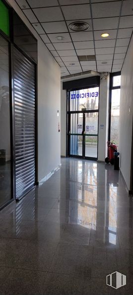 Local en alquiler en Calle Robla, Fuenlabrada, Madrid, 28947 con persiana de la ventana, accesorio, piso, edificio, suelo, puerta, madera, suelo de baldosas, vidrio y pasillo alrededor