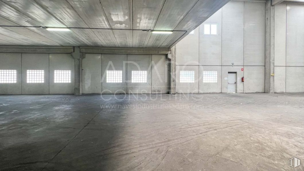 Industrial for sale at Avenida Técnica, Azuqueca de Henares, Guadalajara, 19200 with building, fixture, hall, floor, flooring, composite material, concrete, ceiling, parking and house around