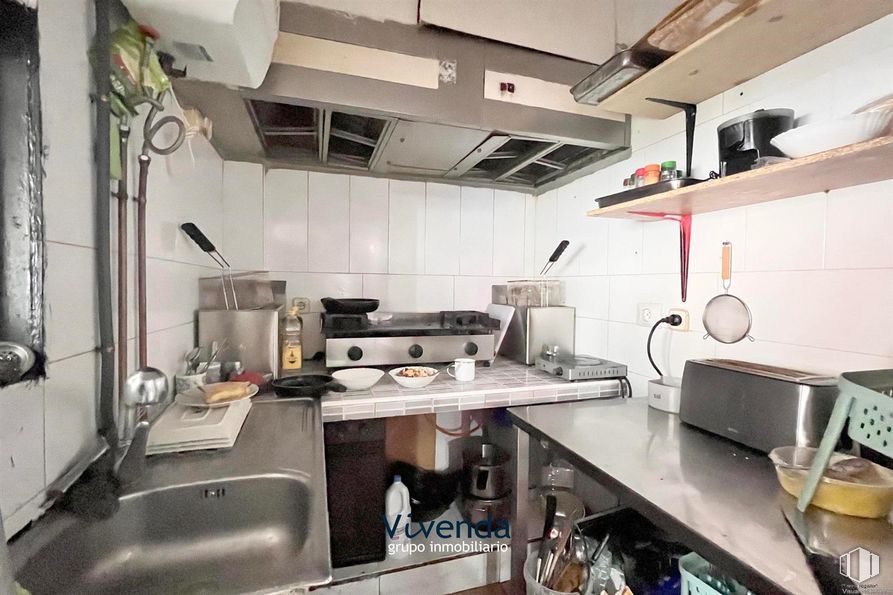 Retail for rent at Calle Río Sella, Móstoles, Madrid, 28934 with kitchen appliance, countertop, sink, home appliance, kitchen, major appliance, kitchen stove, kitchen sink, stove and plumbing fixture around