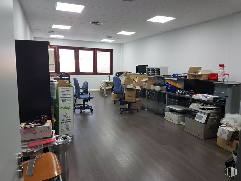 Office for rent at Calle Ronda del Poniente, Torrejón de Ardoz, Madrid, 28850 with chair, window, home appliance, filing cabinet, property, office chair, table, desk, interior design, computer, computer monitor and computer desk around