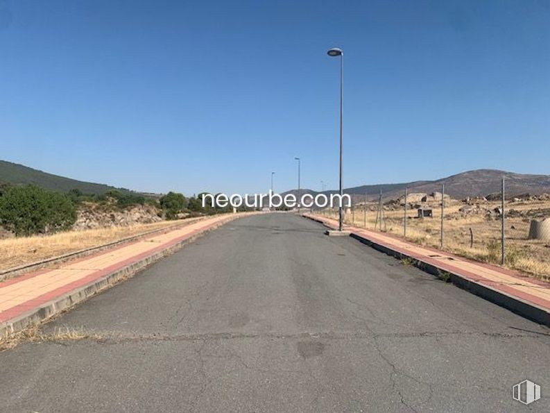 Land for sale at Calle Puente Pasil, El Tiemblo, Ávila, 05270 with sky, street light, road surface, asphalt, land lot, slope, mountain, tar, thoroughfare and plain around