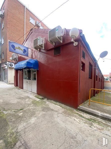 Local en venta en Calle Siena, Ciudad Lineal, Madrid, 28027 con edificio, ventana, cielo, planta, barrio, casa, fachada, puerta, carretera y ciudad alrededor