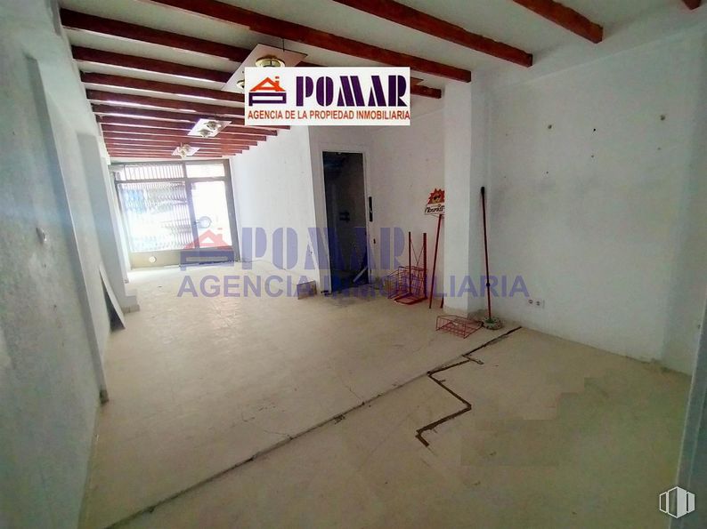 Retail for rent at Paseo San Roque, Ávila, 05003 with floor, flooring, building material, daylighting, plaster and plywood around