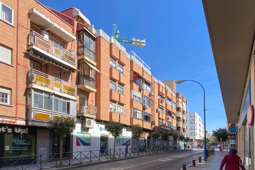 Retail for sale at Avenida Fuenlabrada, 64, Leganés, Madrid, 28912 with person, building, sky, daytime, window, infrastructure, urban design, street light, condominium and residential area around