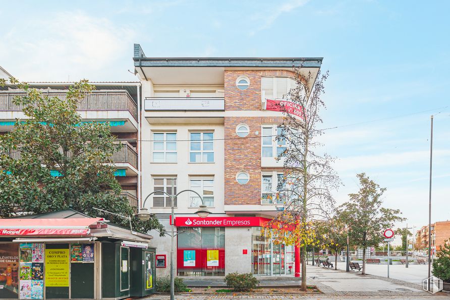 Oficina en alquiler y venta en Calle Mieses, 1, Majadahonda, Madrid, 28220 con edificio, ventana, cielo, planta, nube, árbol, arquitectura, diseño urbano, luz de la calle y barrio alrededor