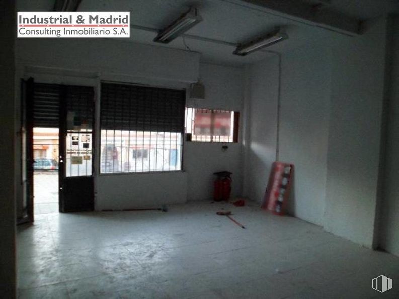 Local en alquiler en Carretera Loeches, Campo Real, Madrid, 28510 con ventana, puerta, accesorio, edificio, pasillo, material compuesto, suelo, techo, gas y hormigón alrededor