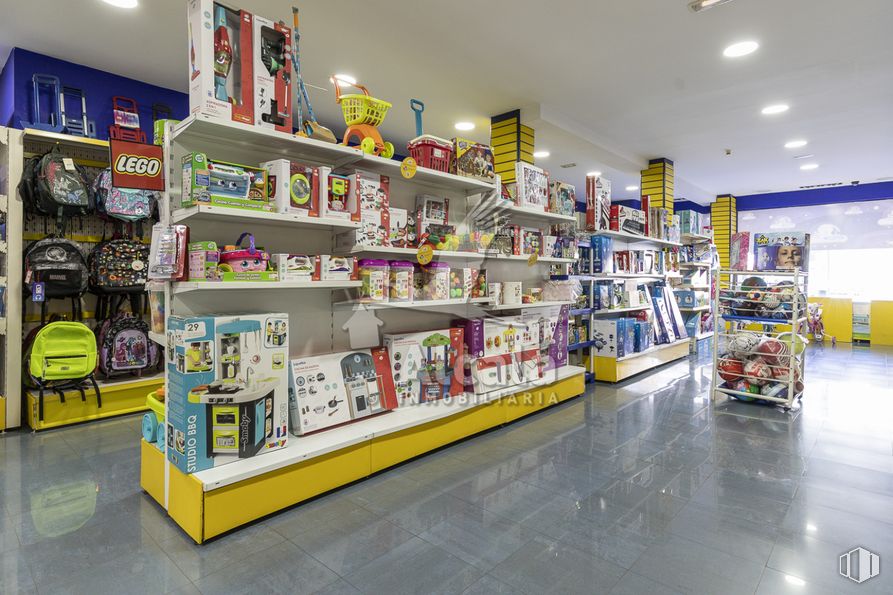 Retail for sale at Zona Centro, Alcalá de Henares, Madrid, 28805 with furniture, shelf, building, shelving, convenience store, customer, retail, trade, service and grocery store around