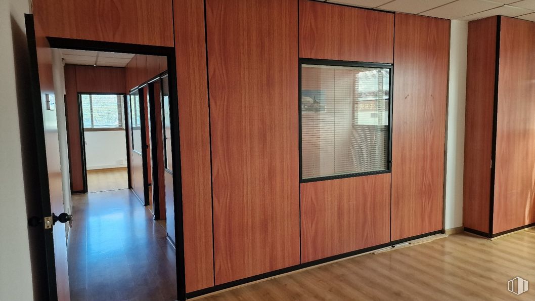 Oficina en alquiler en Paseo John Lennon, 12, Getafe, Madrid, 28906 con persiana de la ventana, armario, madera, edificio, sombra, accesorio, hall, suelos, suelo y exterior del automóvil alrededor