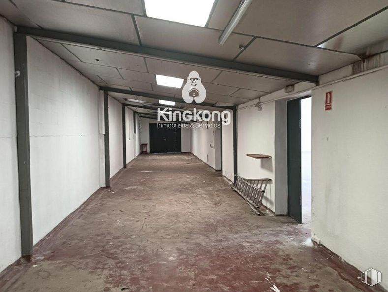 Industrial for sale at Zona industrial, Arganda del Rey, Madrid, 28500 with fixture, flooring, hall, floor, ceiling, building, concrete, city, symmetry and monochrome around