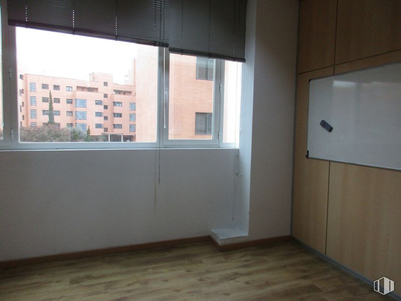 Office for rent at Calle Nestares, 20, Arganzuela, Madrid, 28045 with window, cabinetry, building, fixture, wood, shade, flooring, floor, glass and hardwood around