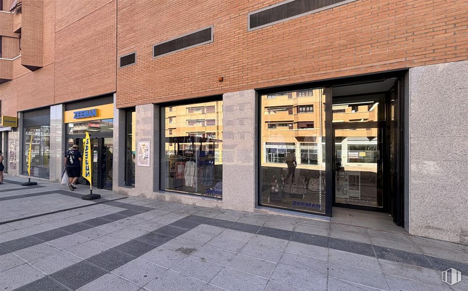 Local en venta en Avenida Ejército, 17, Arganda del Rey, Madrid, 28500 con accesorio, ventana, superficie de la carretera, puerta, fachada, edificio comercial, acera, ladrillo, edificio y albañilería alrededor