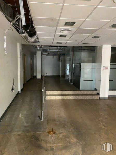 Local en alquiler y venta en Paseo Curas, Alcalá de Henares, Madrid, 28801 con hall, accesorio, suelo, suelos, techo, evento, edificio, vidrio, transparencia y aluminio alrededor