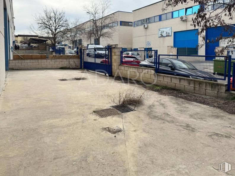 Industrial for sale at Calle Tormes, Mejorada del Campo, Madrid, 28840 with automotive parking light, parking, automotive tail & brake light, family car, parking lot, mid-size car, full-size car, executive car, compact car and sedan around