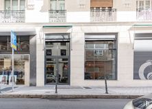 Retail for sale at Calle Marqués de Urquijo, Moncloa - Aravaca, Madrid, 28008 with window, building, property, architecture, door, fixture, facade, commercial building, city and vehicle door around