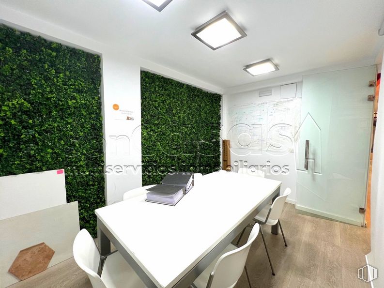 Oficina en alquiler en Zona Centro, Alcobendas, Madrid, 28100 con silla, mesa, mueble, propiedad, planta, interiorismo, suelos, accesorio, suelo y inmobiliario alrededor