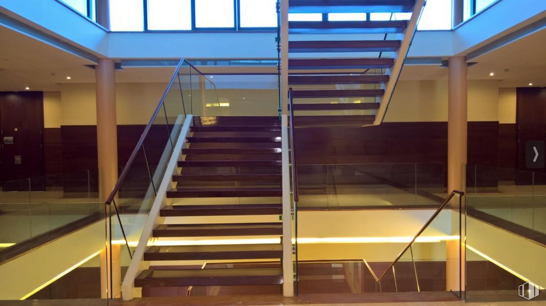 Oficina en alquiler en Los Gamos II, Calle Joaquín Turina , Pozuelo de Alarcón, Madrid, 28223 con escaleras, accesorio, madera, arquitectura, suelos, suelo, fachada, vidrio, pasamanos y metal alrededor