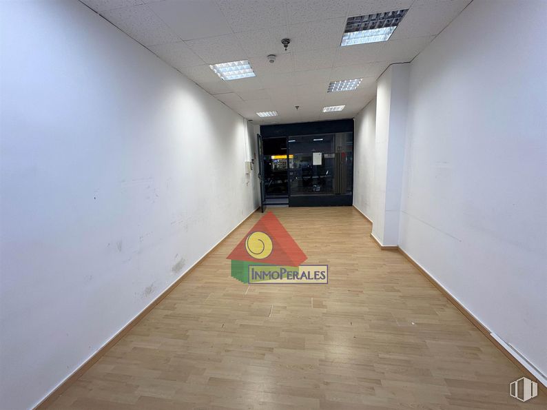 Retail for rent at C.C Perales del Carmen, Calle Groenlandia, 6, Getafe, Madrid, 28909 with flooring, floor, ceiling, tile flooring, transparency, cleanliness, fluorescent lamp, tile and aluminium around