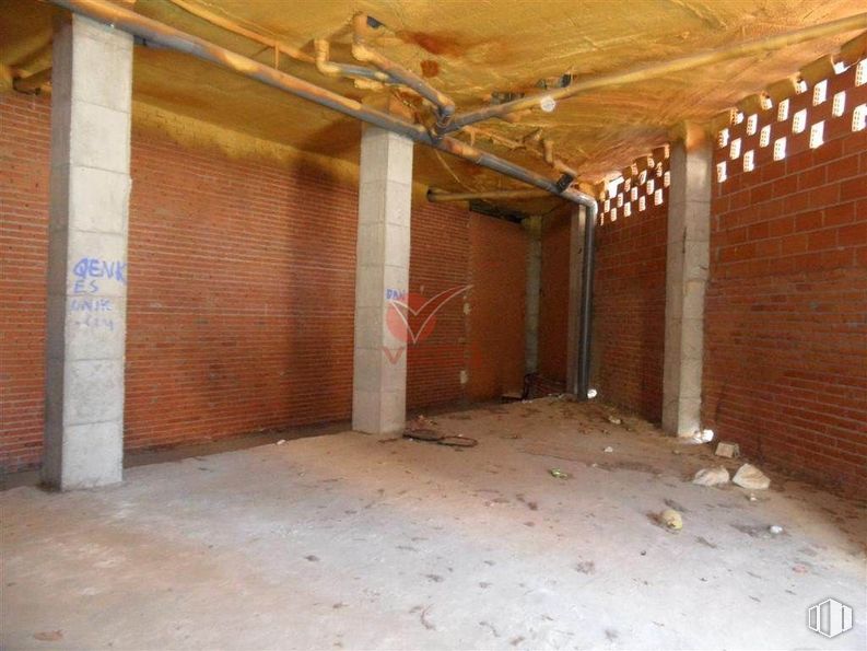 Retail for sale & for rent at Zona Ronda, Cuenca, 16003 with wood, flooring, floor, brickwork, brick, beam, building material, ceiling, hall and building around