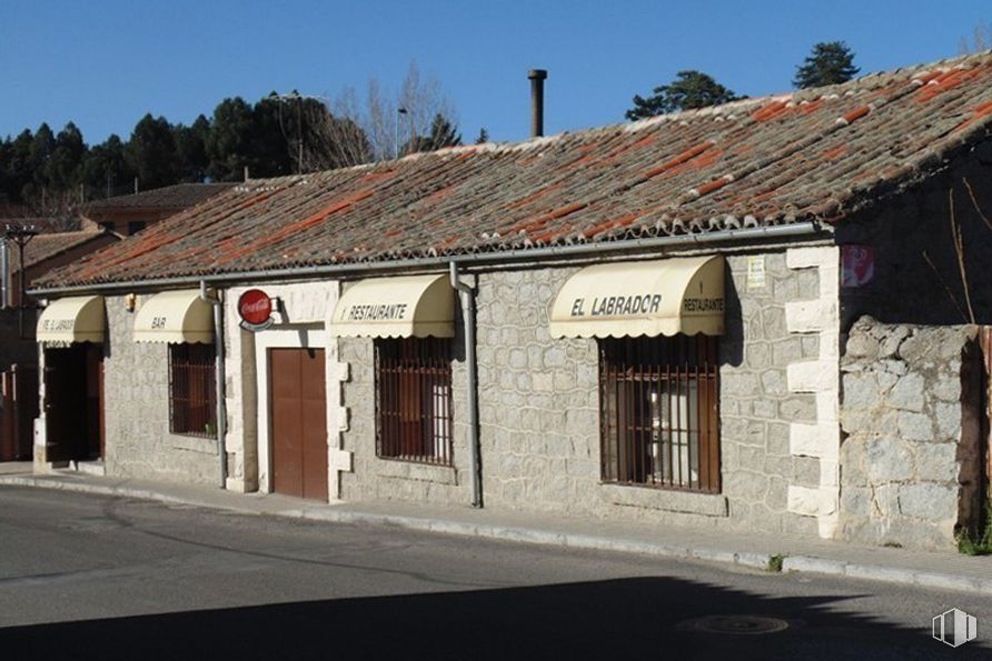 Retail for sale at Cuatro Postes, Ávila, 05002 with house, window, door, sky, building, tree, wood, plant, rural area and residential area around