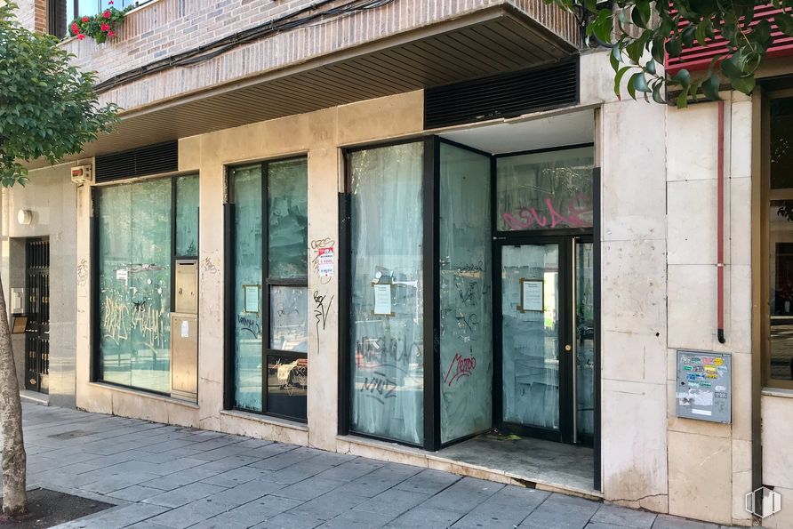 Local en venta en Plaza Salvador, 8, Leganés, Madrid, 28911 con puerta, propiedad, accesorio, árbol, edificio, acera, fachada, bienes raíces, planta y ciudad alrededor