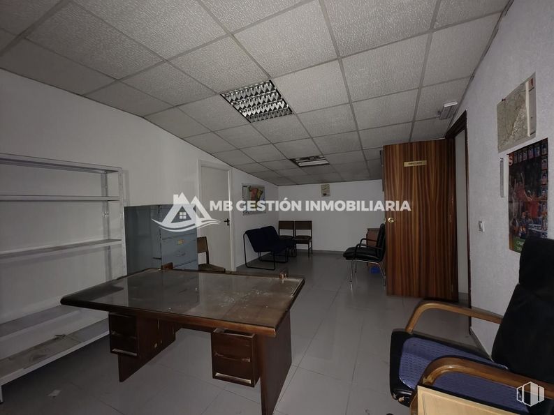 Nave en venta en Camino viejo de Getafe, Fuenlabrada, Madrid, 28946 con silla, escritorio, puerta, mesa, propiedad, mueble, edificio, interiorismo, arquitectura y suelo alrededor