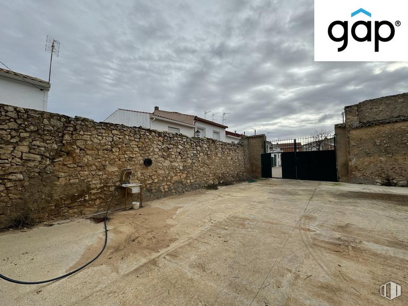 Industrial for sale at Zona centro, Villares del Saz, Cuenca, 16442 with building, cloud, sky, property, road surface, land lot, brick, asphalt, house and landscape around