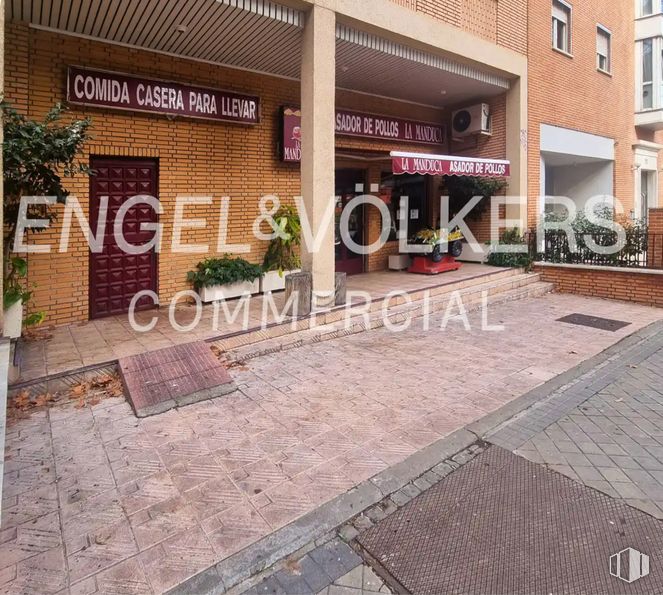 Retail for sale at Calle Querol, Ciudad Lineal, Madrid, 28033 with plant, building, road surface, public space, flooring, flowerpot, urban design, asphalt, brick and facade around