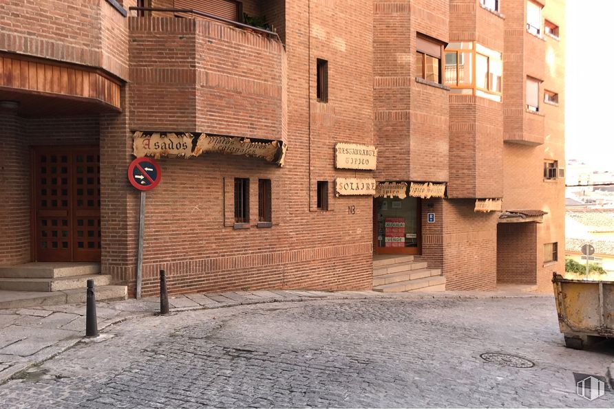 Retail for sale at Zona Casco Antiguo, Segovia, 40001 with building, window, door, flowerpot, plant, houseplant, wood, road surface, brick and neighbourhood around