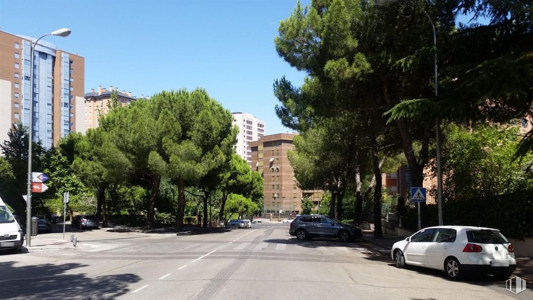 Local en venta en Calle Condado de Treviño, Ciudad Lineal, Madrid, 28033 con coche, edificio, cielo, vehículo, rueda, neumático, árbol, superficie de la carretera, asfalto y vía pública alrededor