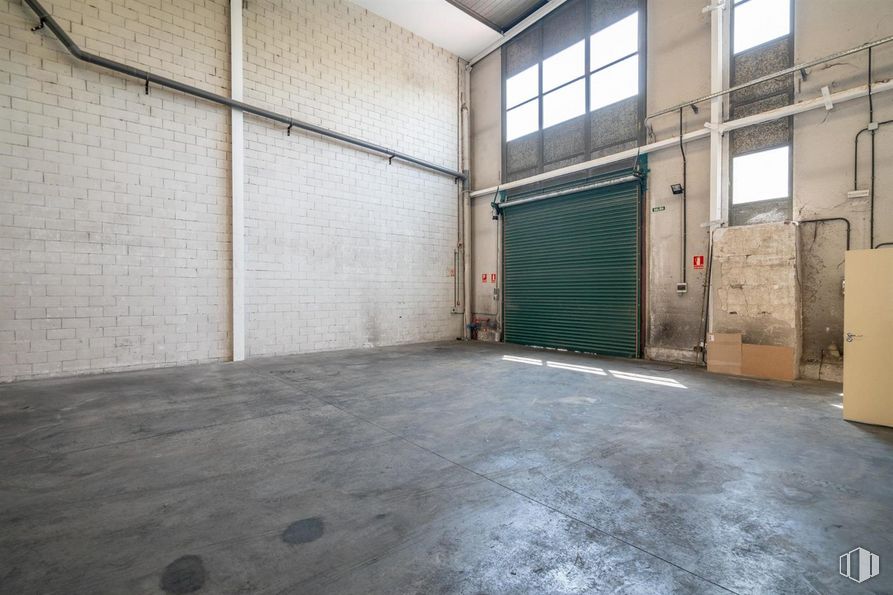 Industrial for sale at San Cristóbal, Villaverde, Madrid, 28021 with window, door, road surface, flooring, floor, wood, fixture, composite material, asphalt and gas around