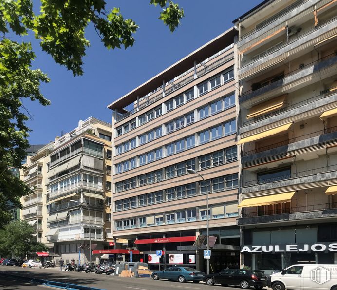 Oficina en alquiler en Paseo Castellana, 86, Chamartín, Madrid, 28046 con coche, edificio, camioneta, rueda, cielo, día, propiedad, neumático, infraestructura y vehículo alrededor