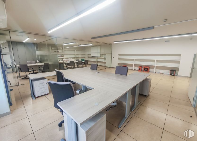 Oficina en alquiler en Zona San Sebastián de los Reyes, San Sebastián de los Reyes, Madrid, 28700 con lámpara, mesa, mueble, silla, accesorio, interiorismo, madera, edificio, suelos y escritorio alrededor