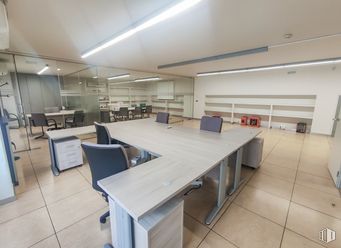 Oficina en alquiler en Zona San Sebastián de los Reyes, San Sebastián de los Reyes, Madrid, 28700 con lámpara, mesa, mueble, silla, accesorio, interiorismo, madera, edificio, suelos y escritorio alrededor