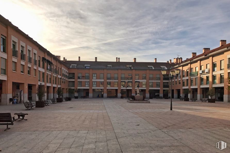 Local en venta en Plaza Mayor, 8, Arroyomolinos, Madrid, 28939 con edificio, nube, cielo, ventana, banco exterior, diseño urbano, superficie de carretera, pared, fachada y sobresaliente alrededor