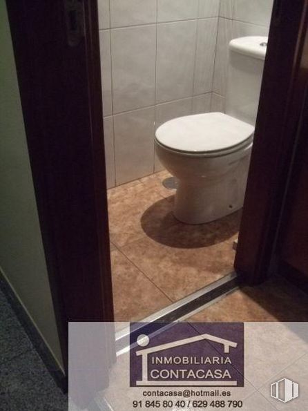 Retail for sale at El Mirador, Colmenar Viejo, Madrid, 28770 with toilet, fixture, bathroom, flooring, floor, wood, toilet seat, plumbing, composite material and plant around