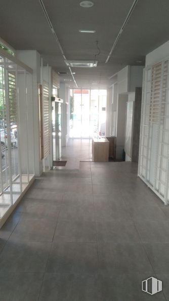 Retail for rent at Calle Ponferrada, 22, Fuencarral - El Pardo, Madrid, 28029 with flooring, floor, composite material, glass, tile flooring, tile, transparency, silver, design and aluminium around