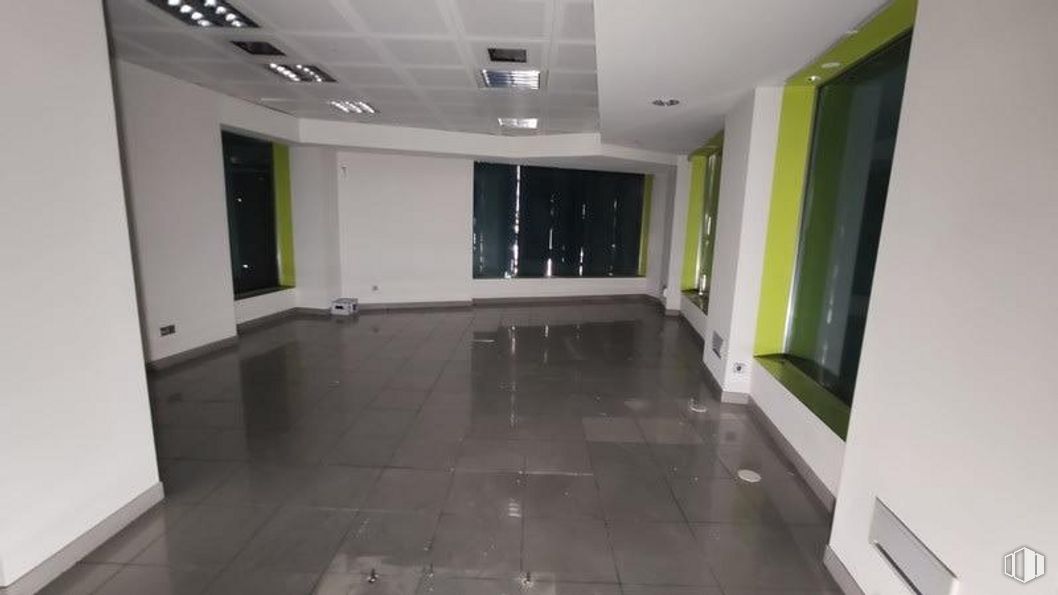 Retail for sale & for rent at Calle Valdemoro, Getafe, Madrid, 28901 with fixture, interior design, flooring, hall, floor, real estate, ceiling, door, tile flooring and glass around